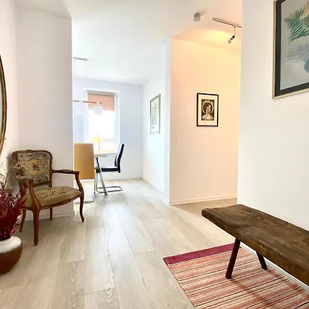 Uptown Apartment *