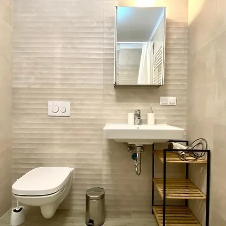 Uptown Apartment *